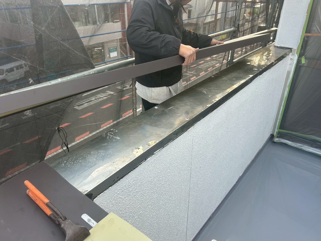 新しい笠木材の仮置きと寸法確認